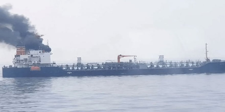 Singapur açıklarında petrol tankerinde yangın