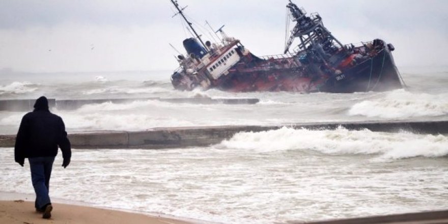 Fırtınaya dayanamayan tanker Karadeniz'de karaya oturdu