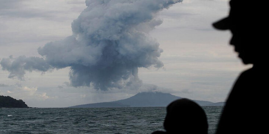 Endonezya'da  yine yanardağ patladı