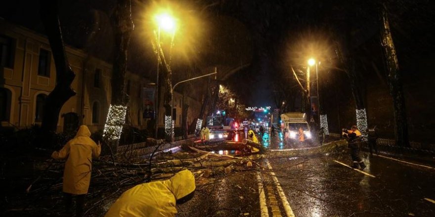 Fırtına İstanbul’u karıştırdı