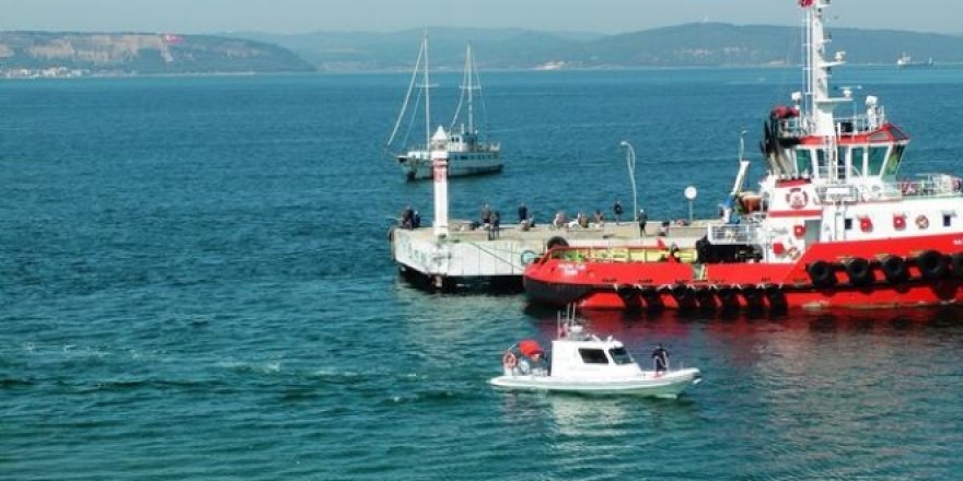 Kaptan uyudu, tekne yolcu feribotuna çarptı