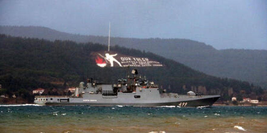 Rus Donanması Çanakkale Boğazı'ndan geçti