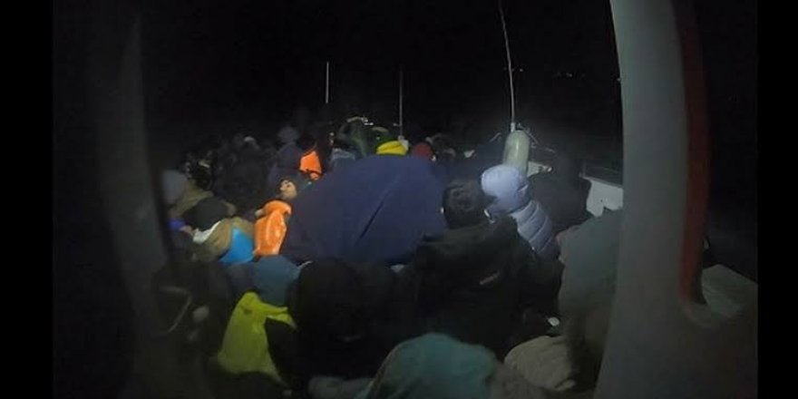 Kamyonet arkasında 65 göçmen yakalandı