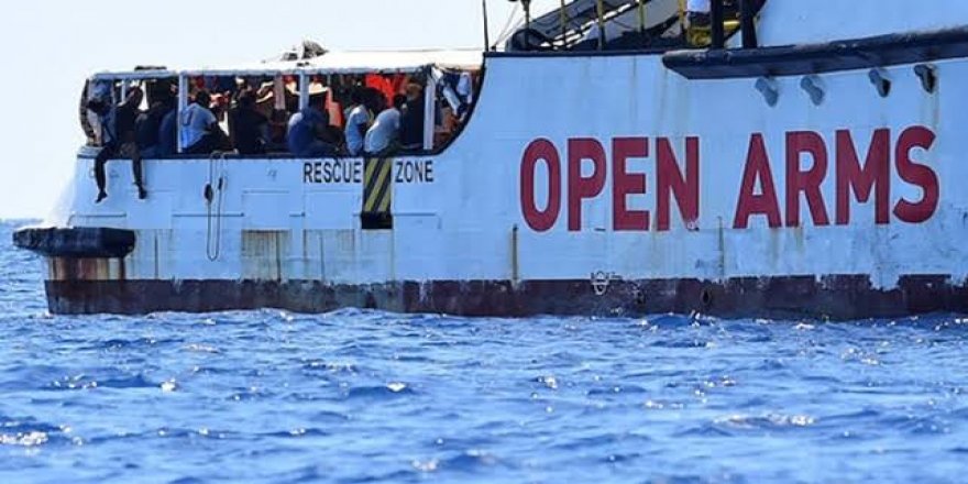 Kurtarılan göçmenler 7 gündür denizde, yiyecek stoku azalıyor!