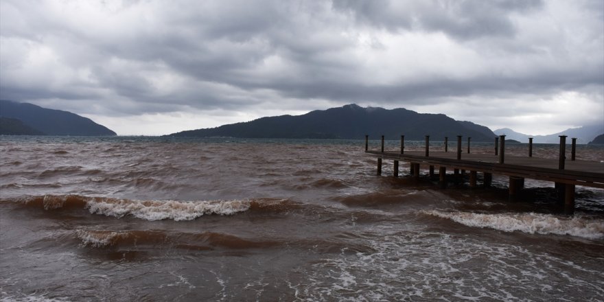 Marmaris'te denizin rengi değişti