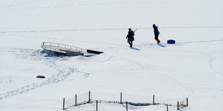 Göl dondu, tekneler buzun içinde kaldı