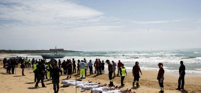 Tunus'ta Suriyeli ve Somalili mülteciler sahile vuruyor