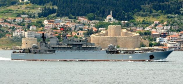 Savaş gemileri Boğaz’dan geçti