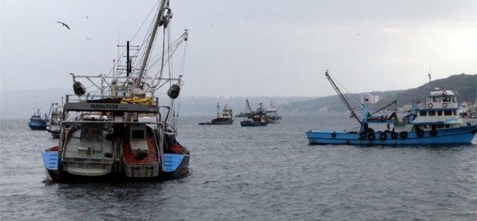 Karadeniz’de fırtınaya yakalanan balıkçılar limana sığındı