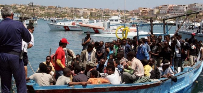 Akdeniz'de 400 mülteci taşıyan gemi kurtarıldı