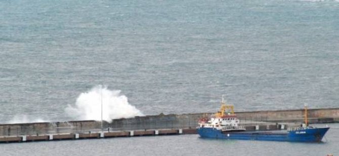 Amasra'da iki balıkçı teknesi denizde mahsur kaldı