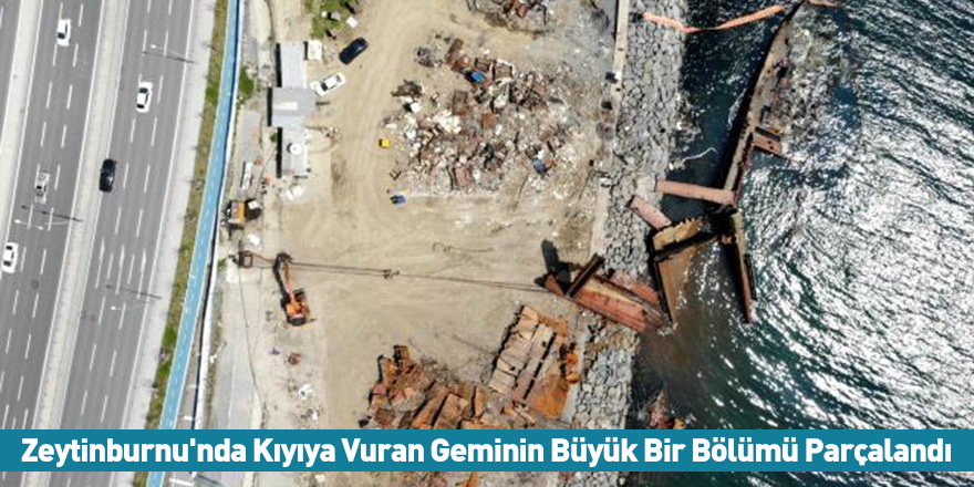 Zeytinburnu'nda Kıyıya Vuran Geminin Büyük Bir Bölümü Parçalandı