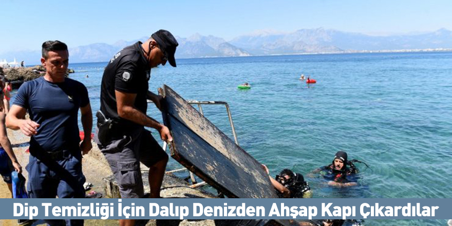 Dip Temizliği İçin Dalıp Denizden Ahşap Kapı Çıkardılar