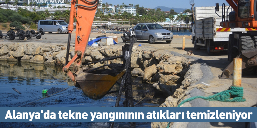 Alanya'da tekne yangınının atıkları temizleniyor