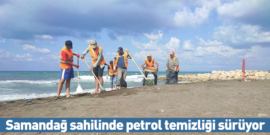 Samandağ sahilinde petrol temizliği sürüyor