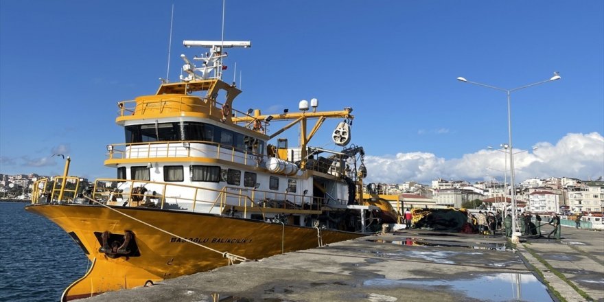 Sinop'ta Balıkçılar Fırtına Uyarısı Üzerine Denize Açılmadı