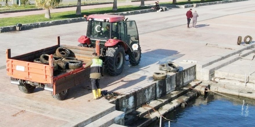 Samsun'da Deniz Dibinden Traktör Dolusu Atık Çıkarıldı