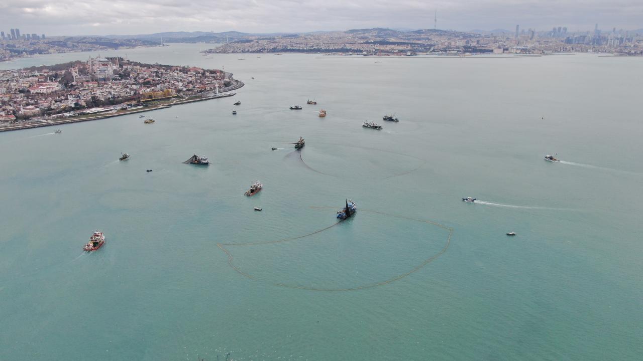 İstanbul’daki Balıkçıların Zorlu Kış Mesaisi Görüntülendi