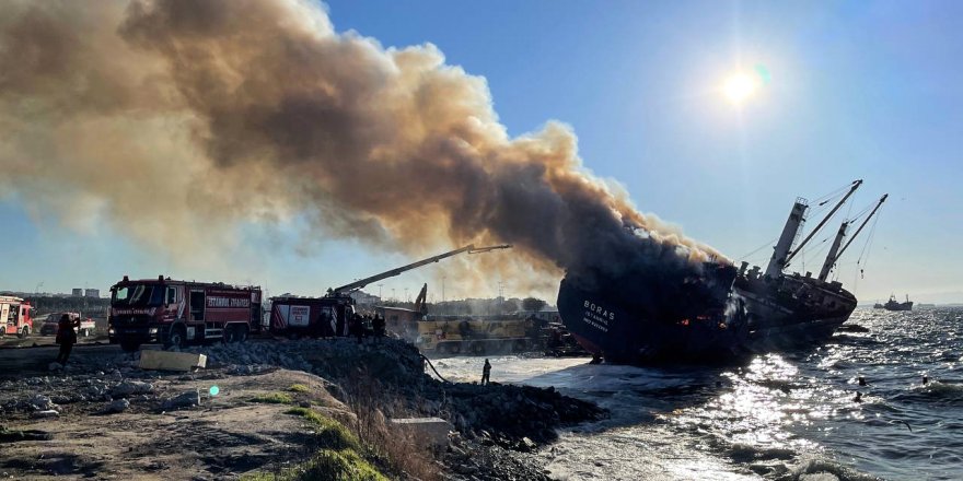 Kartal'da Yanan Gemi Parçalara Ayrılıyor