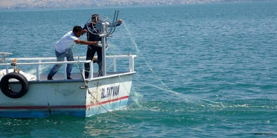 Van Gölü'nde Faaliyet Gösteren Balıkçı Teknelerine Destek