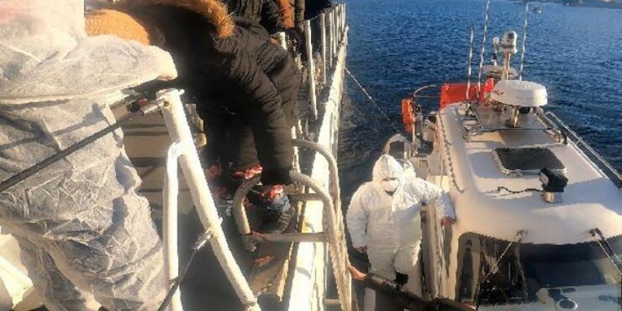 Ayvalık Açıklarında Motoru Arızalanan Lastik Bottaki 18 Kaçak Göçmen Kurtarıldı
