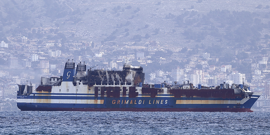 Yunanistan'da Yanan Feribot Başka Bir Limana Çekiliyor