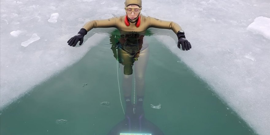Milli sporcu Erken, Buz Altı Dalış Antrenmanında Dünya Rekoruna Ulaştı