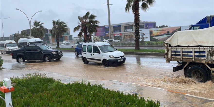 Bodrum ve Marmaris'te Sağanak, Yaşamı Olumsuz Etkiliyor