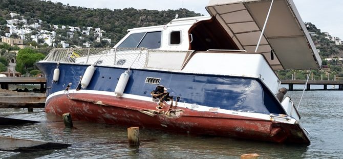 Bodrum'da fırtına tekneleri batırdı