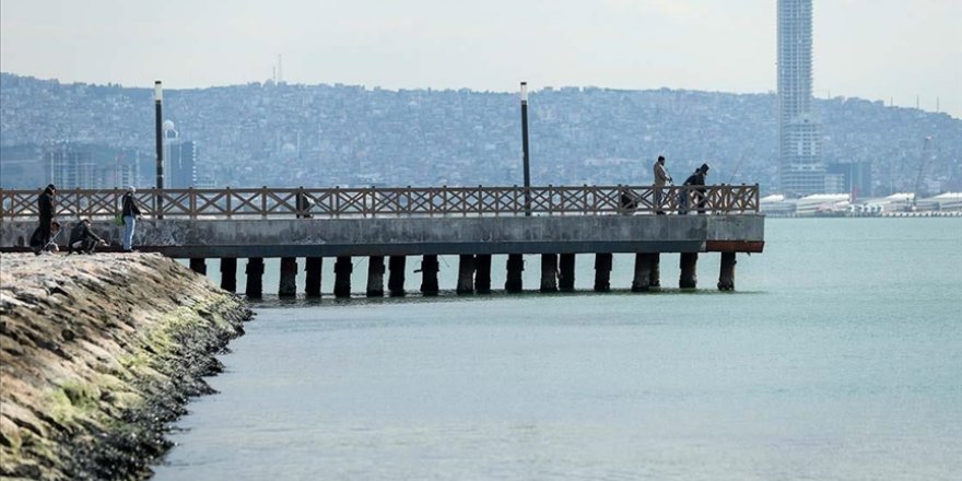 İzmir'de Deniz Suyunun Çekilmesinin Sebebini Uzmanı Açıkladı