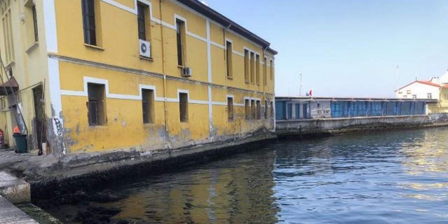 İzmir'de Deniz Çekildi, Vapur İskelesi Kapatıldı