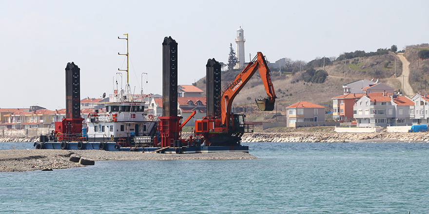 Hoşköy Limanı'nda Taş ve Çakıl Temizleme Çalışması Sürüyor