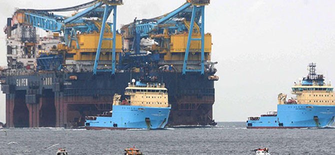 Dev inşaat gemisi Çanakkale'yi trafiğe kapadı