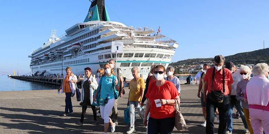 Çeşme'ye 3 Yıl Sonra İlk Kruvaziyer Yanaştı