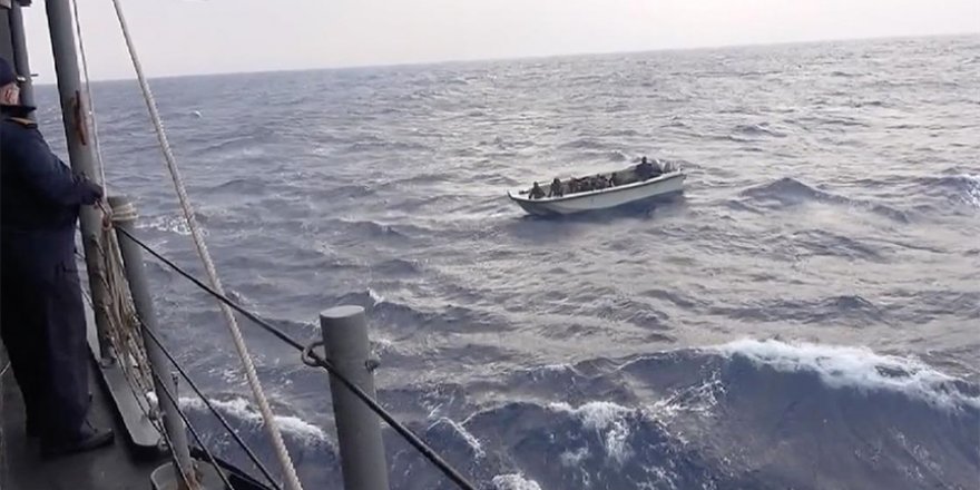 Türk Askeri Libya Açıklarında Denizde Mahsur Kalan 17 Düzensiz Göçmeni Kurtardı