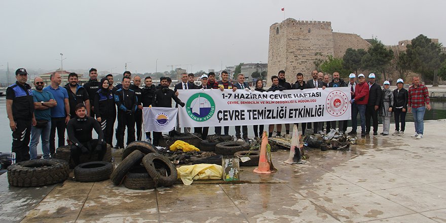 Sinop'ta Deniz Dibinden Kamyon Dolusu Çöp Çıkarıldı