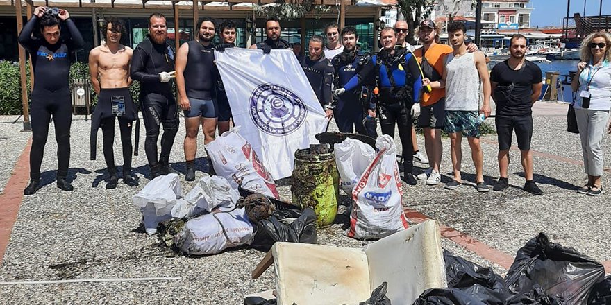 İzmir'de Kıyı ve Deniz Temizliğinde 40 Dakikada 400 Kilogram Atık Toplandı