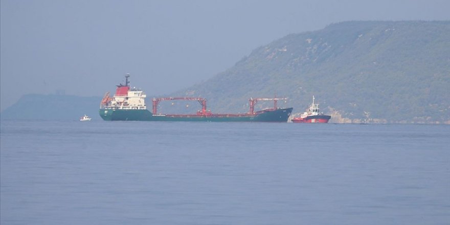 Çanakkale Boğazı'nda Arızalanan Gemi Römorkörle Çekildi