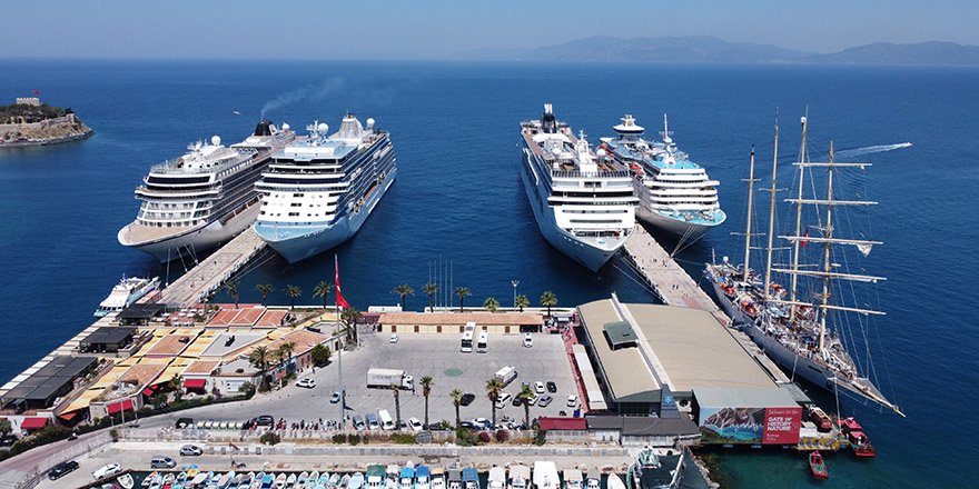 Kuşadası'na, 5 Kruvaziyerle Yaklaşık 6 Bin 700 Turist Geldi