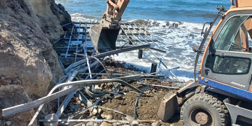 Bodrum'da Kaçak İskelelerin Kaldırılmasına Devam Ediliyor