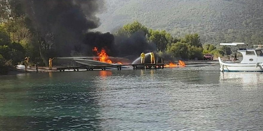 Marmaris'teki Sürat Teknesi Yangınına Orman İşçileri Müdahale Etti