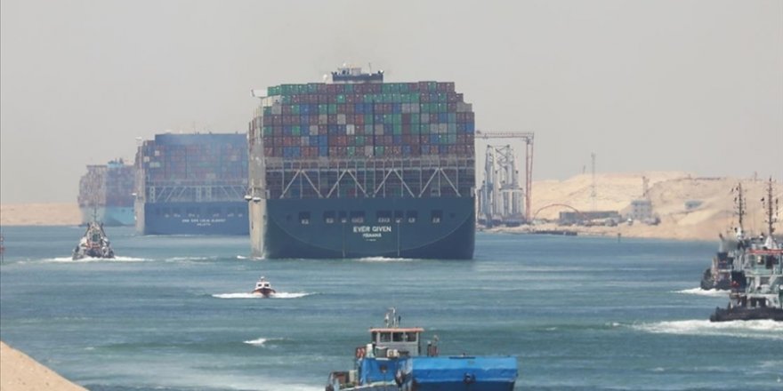 Süveyş Kanalı'nda Petrol Tankeri Karaya Oturdu