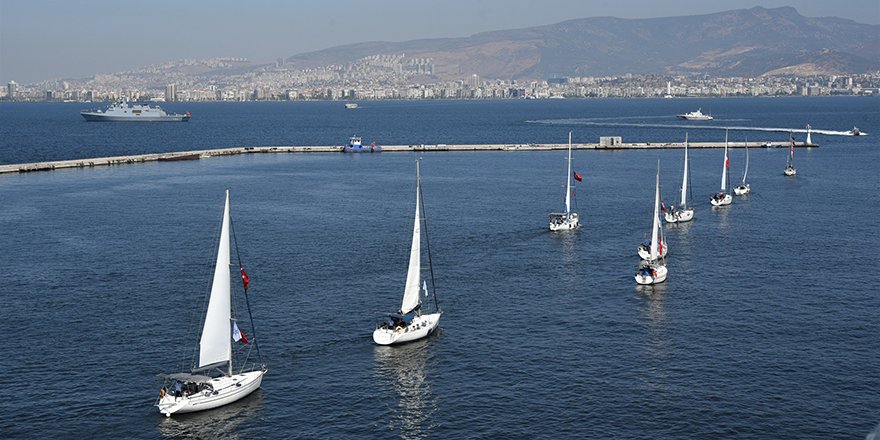 Yelkenli Tekneler 9 Eylül Coşkusuna Denizden Renk Kattı