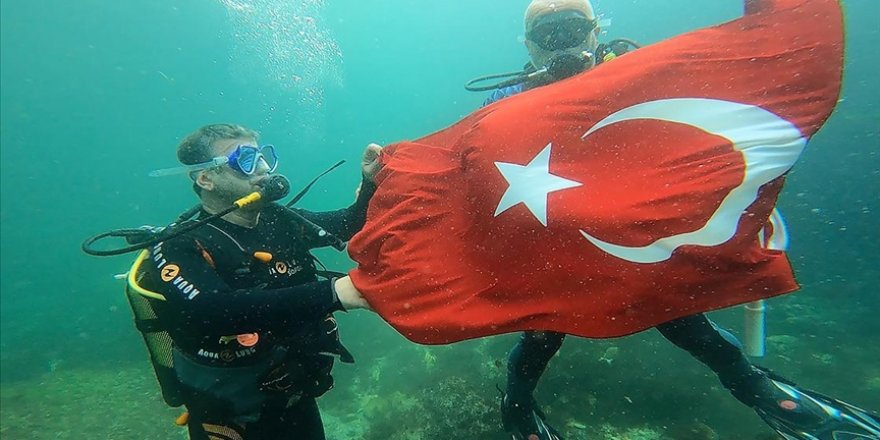 Preveze Deniz Zaferi'ni Su Altında Türk Bayrağı Açarak Kutladılar