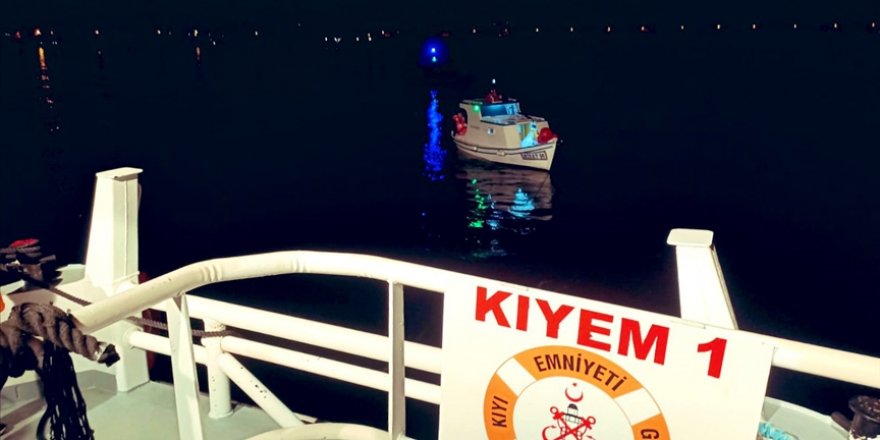 Çanakkale Boğazı'nda Arızalanan Tekne, KEGM Ekiplerince Kurtarıldı