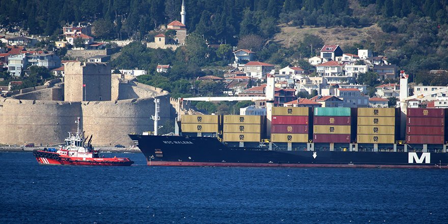 Çanakkale Boğazı'nda Makine Arızası Yapan Gemi Limana Çekildi