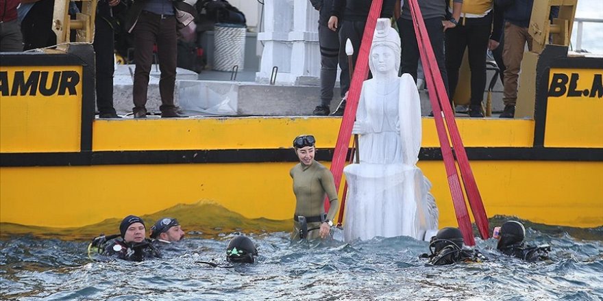 Şahika Ercümen, Gömeç Su Altı Heykel Galerisi'nde Dalış Yaptı