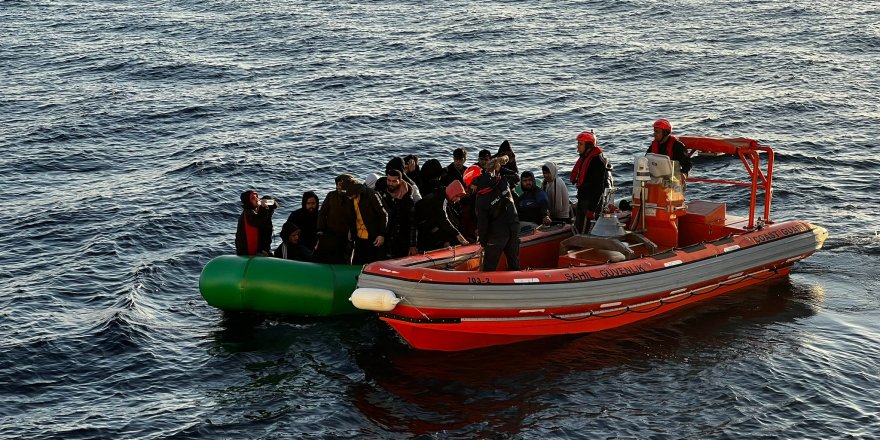 İzmir Açıklarında 30 Düzensiz Göçmen Kurtarıldı