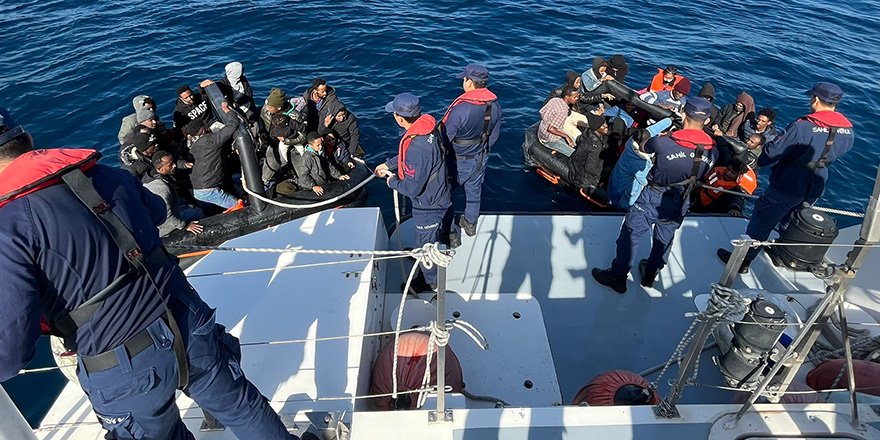 İzmir Açıklarında 214 Göçmen Kurtarıldı