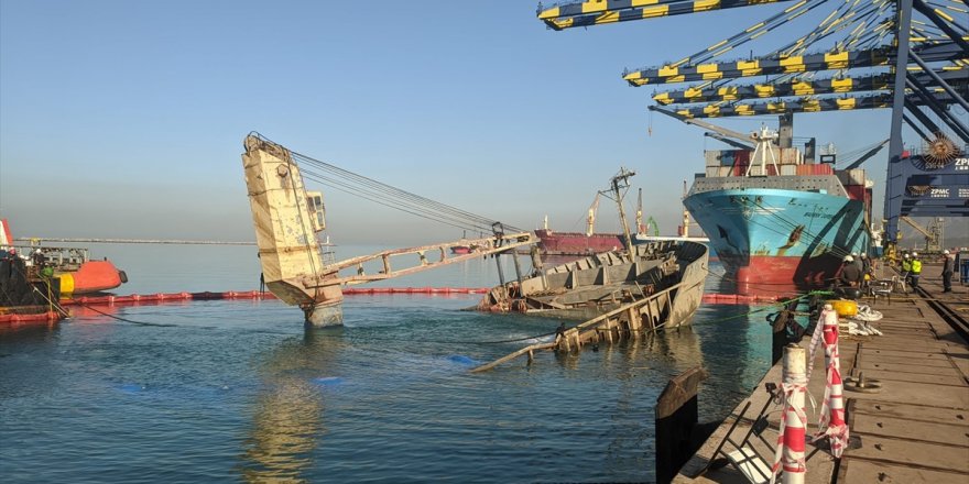 İskenderun Limanı'nda Batan Konteyner Gemisi Su Yüzüne Çıkarıldı